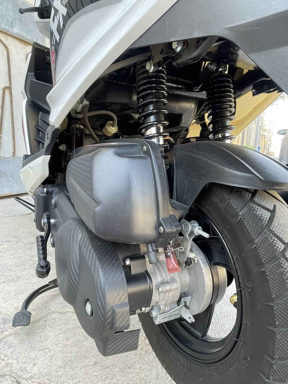 سلام عليكم
دراجه نوع سكنس FX صيني الجيل الجديد 
مواصفاتها
بريكات الخلفي بنز والامامي دسك
اضائتها الاماميه عدسات وبيها اضائه نهاريه
شلعتها قويه 
بيها بصمه وتشغيل عن بعد. 
2 دبلات خلفيه

الدراجه مداريها على ايدي وجديده كل 3 اسابيع ابدل دهن وصار 4 شهور من اخذتها ممشاها قليل استعمالي الها محدود دراجه جديده وحديثه اخذتها زيرو 
سعرها 1.100 مليون وميه وبيها مجال بسيط للشراي مكاني البصره
رقم. ***********.
