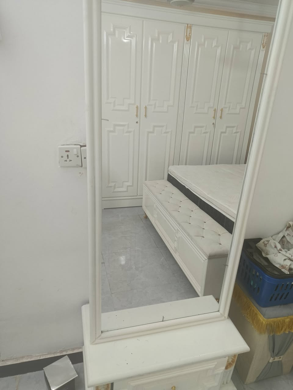 غرفه عراقيه تسكام جديده ما صالها شهر توني ماخذها زلغ ما بيها ماخذها بمليونين ونص رايدها بمليون و800 
الغرفه كامله اي نقص ما بيها تجي 8 قطع 
غرفه عراقيه درجه اولئ كلش قويه 
هذا رقمي ***********
