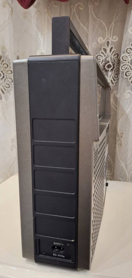 رادیو مسجل اي تی تی المانی  اصلي نضیف جدا انتاج السنة 1979  صوت عالي ونقي 
يعمل على الكهرباء 220 فولت  المباشر او بطاريات عدد 8 کبیر 
موجات رادیو FM MW LW SW1 SW2  
توصیل  للحجز مراسلة الصفحة او مراسلة واتساب على الرقم ***********
