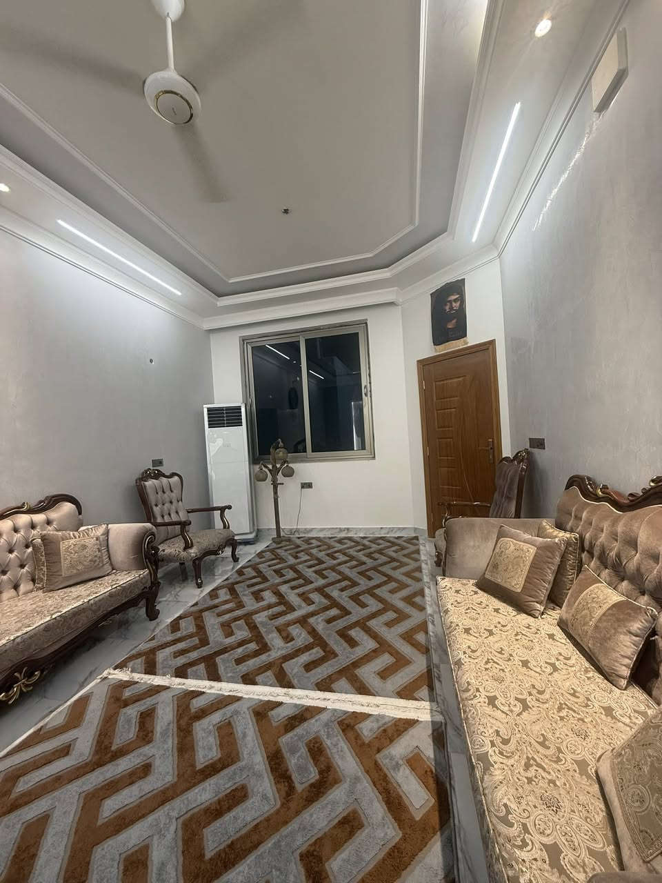 سلام عليكم
بيت للبيع مساحته 200م

طابقين الطابق الاول يتكون من غرفتين نوم غرفة يوجد فيها حمام داخلي + صالة + استقبال + صحيات داخلية + مناور عدد 2 + صحيات خارجية 
الطابق الثاني غرفتين نوم + صالة + صحيات + سطح الارضية حامضي 

بناء حديث الموقع حي العمال قرب  شارع الخدمي قرب السيطرة  

***********
‭0780 762 1716
