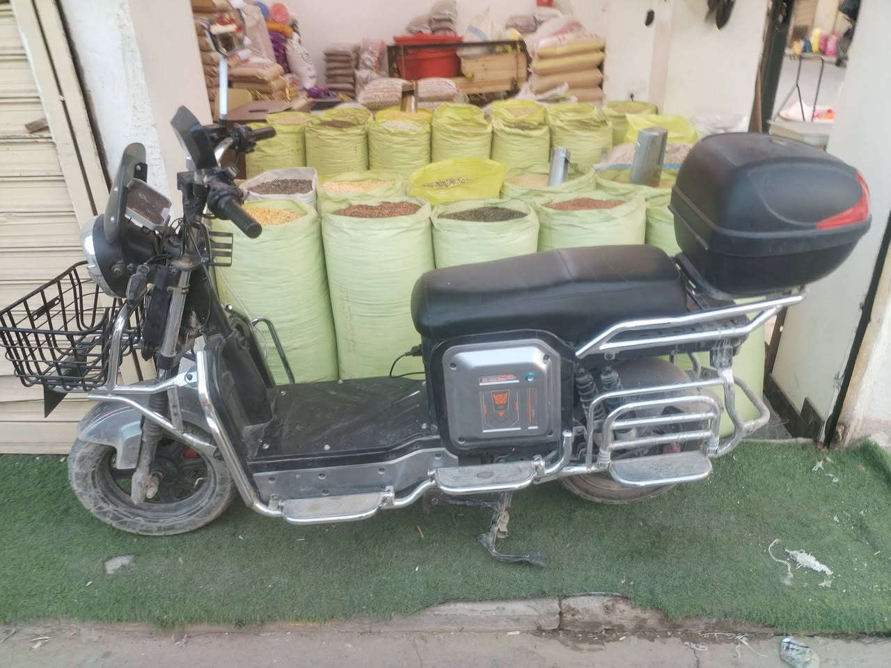 دراجه شحن هرالي 2026 صار شهر ونص من مشدود البيع السعر 800 شراي يتصل مكاني رمادي ***********
