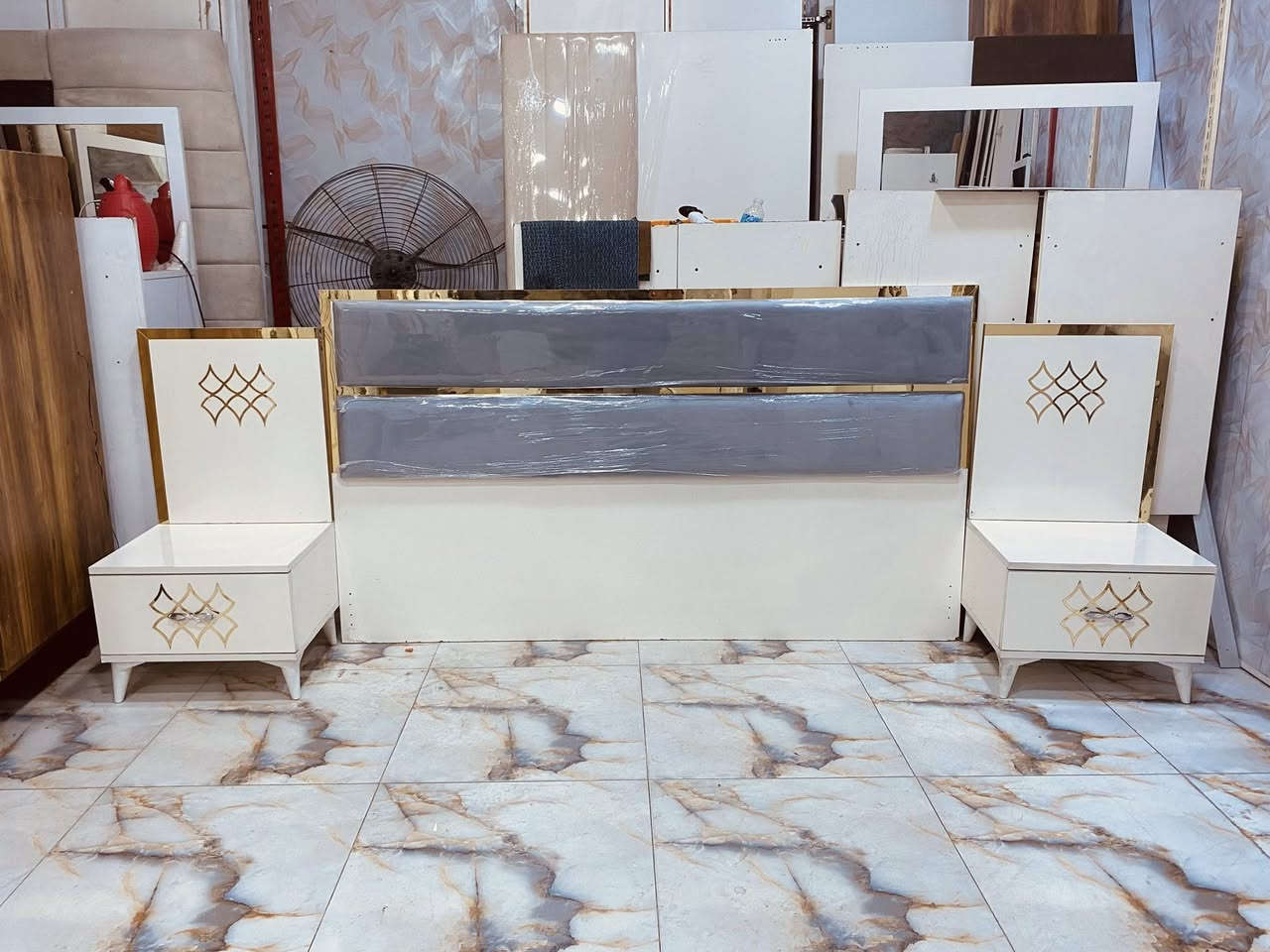 ✨
السلام عليكم 

6 قطع كاملة ويا مرايات وتصميم راقي 🤍💛
لون هادئ يلوك لكل الديكورات، والخشب مرتب وخالي من الكسر.
الغرفة تتكون من:

* دولاب 6 باب
* سرير
* كومدينة
* تسريحة
* قطع إضافية حسب الصورة

الرقم ***********واتساب

