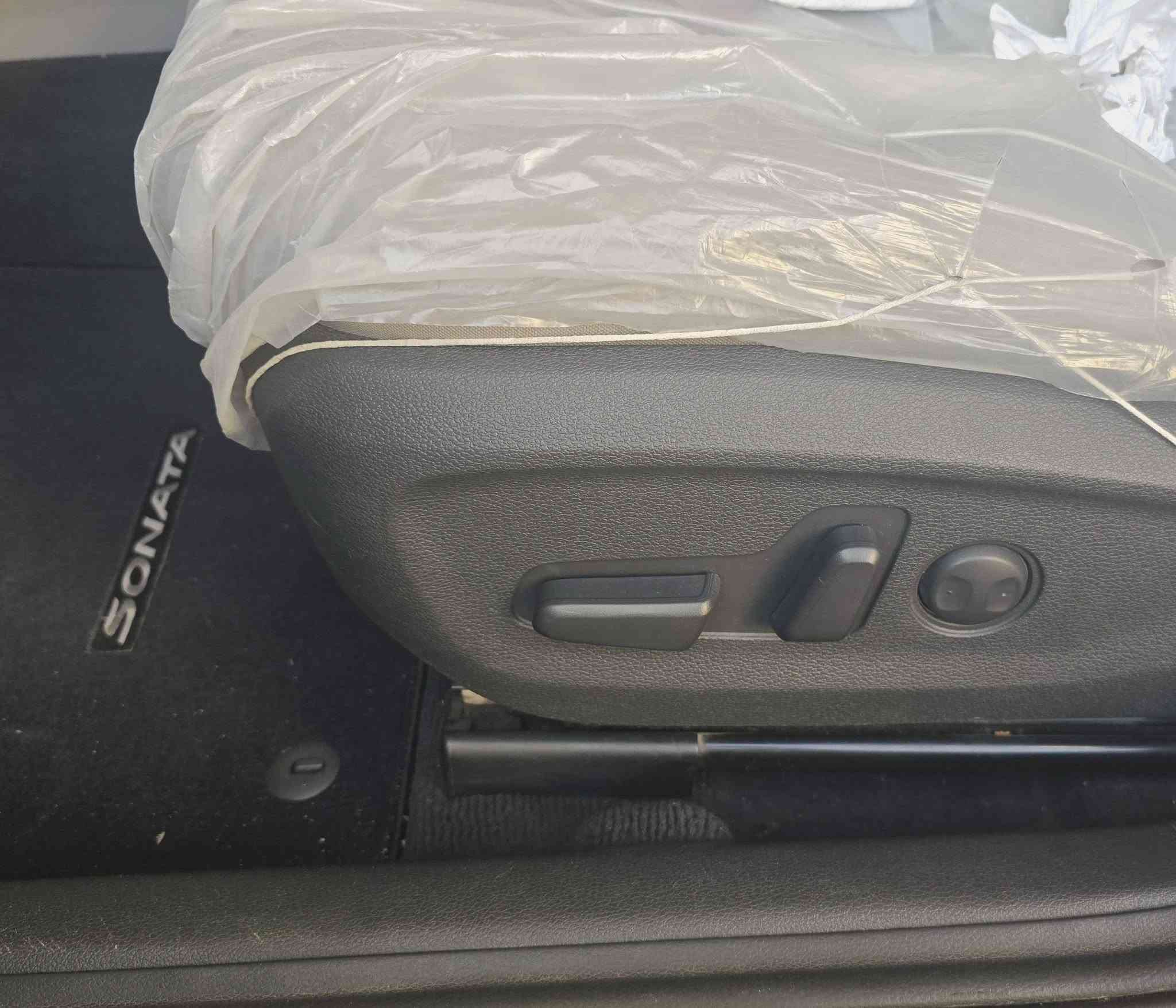 سوناتا 2019 وارد امريكي رقم نجف باسمي سياره جديده گير ومحرك شرط برغي ما مفتوح بي غرفتها الداخليه نظافه 100% اني جبتها من الامارات وسجلتها على ايدي مال جناي صيانه و قطع غيار كله اصلي وكاله ترايك للبصره 
مواصفاتها.
1- بصمة ابواب + تشغيل+ جنطة 
2- رادارات امامي وجانبي وتوقف ذاتي عن اقتراب السيارة
3-شاشة لمكيف الهواء وعرض تفاصيل درجات الحرارة
4-فتح الجنطة اوتماتك عند الاقتراب منها 
5-قطعتين تبريد + تبريد منفصل (مناخين)
6-كشنات تدفئة+كشن السائق كهرباء
8-شحن واير لس وكذلك يدعم الشحن السريع + منافذ شحن usb 
9-ويل كب 17
10-  وضعيات للقيادةsports  +normal
11-محرك2.4 Gdi
12-تحديد مسار + قيادة ذاتية
14- تحديد سرعة وتحديد المسافة بين السيارتين للأمان والتوقف الالي عند الاقتراب
15-كاميرا دوارة

الحادث الباب و الجاملغ خلفي 
للاستفسار *********** مكاني نجف السعر 137$ وبالعافيه علياخذها
