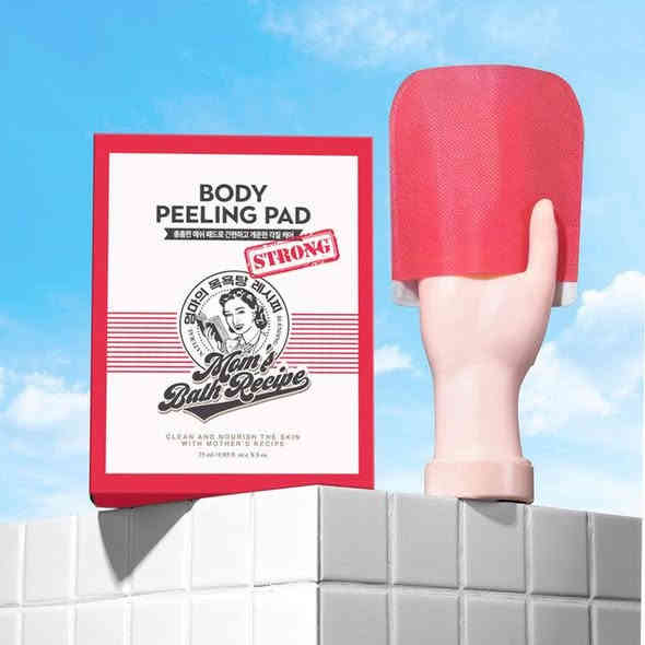 ليفة تقشير الجسم القوية Peeling Pad. 

🧽 ليفة تقشير للجسم الكل في واحد (all-in-one) 
توفر رغوة وتنظيفًا وتقشيرًا
تساعد في إزالة خلايا الجلد الميتة المتراكمة وتحسين ملمس البشرة الخشنة. 
تحتوي على مكونات مثل أحماض ألفا وبيتا هيدروكسي (AHA و BHA) للمساعدة في التقشير ومعالجة مشاكل البشرة مثل حب الشباب. 
تأتي بجهتين: جهة ناعمة ورغوية للتنظيف اللطيف، وجهة شبكية خشنة للتقشير العميق للمناطق مثل الركب والأكواع. 

سعر قطعة 5،000
عنوان بغداد اركية وفاضل شارع المسبح العام
توصيل داخل المنطقة مجاناً بغداد والمحافظات 5
للحجز والاستفسار مراسلة الصفحة او الرقم ***********
