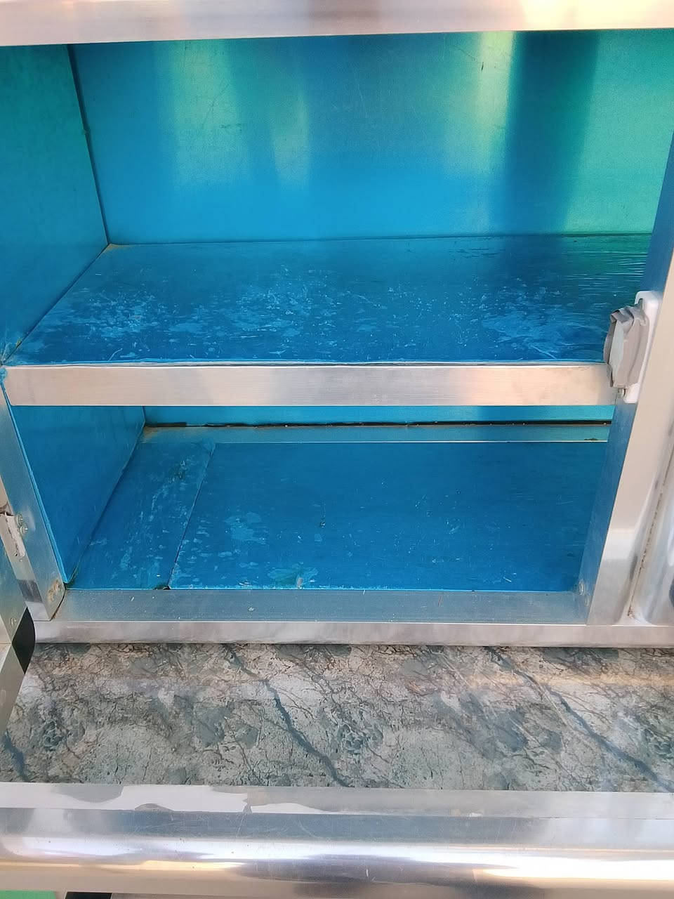 سلام عليكم
للبيع 
مترين ونص معرض نضيف وجديد عوزه بس جراره 
السعر 250وبيه مجال قليل 
***********
