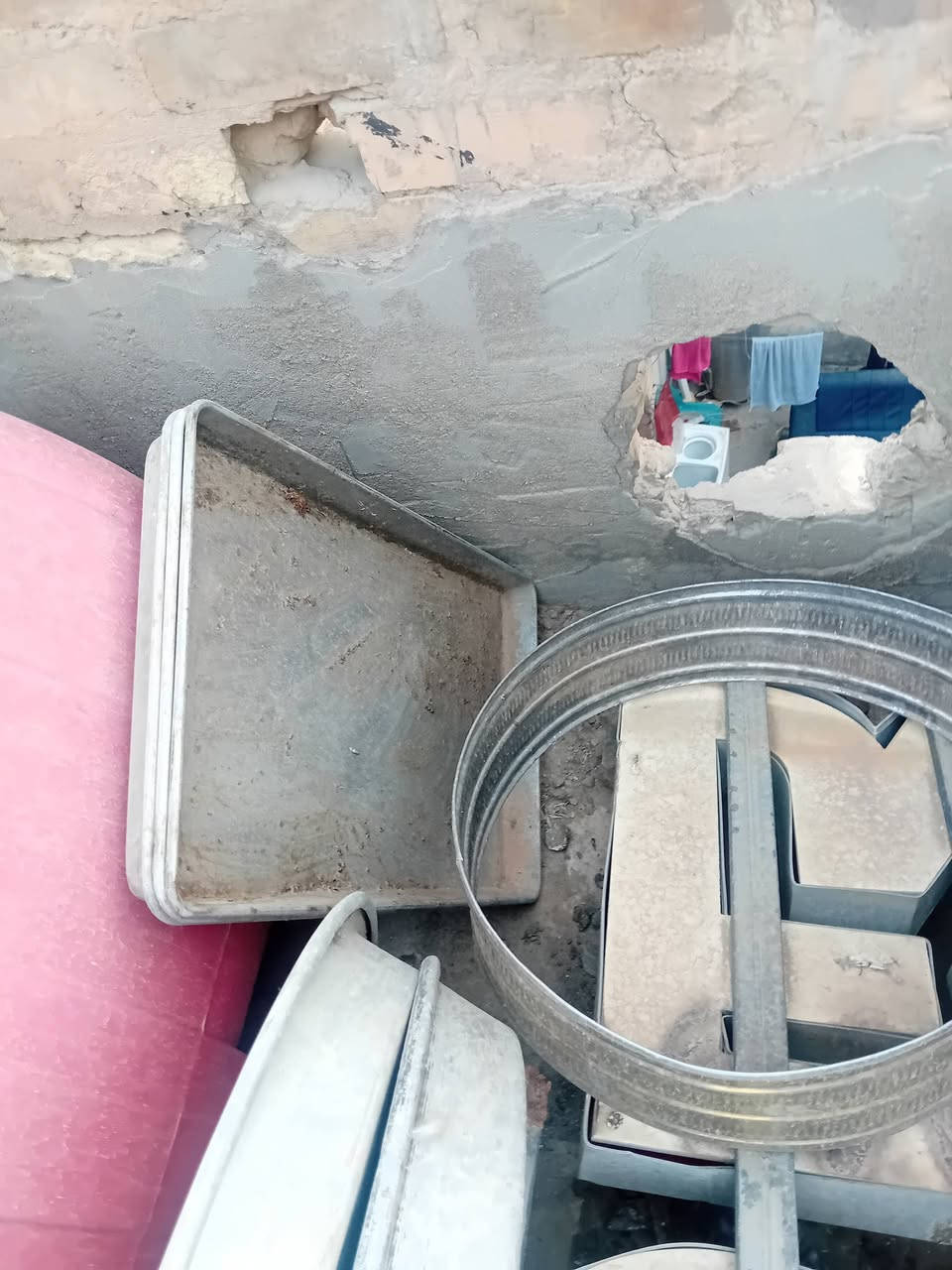 أغراض حلويات مع صواني حجم ٦٠ و٧٠ للبيع م ***********
