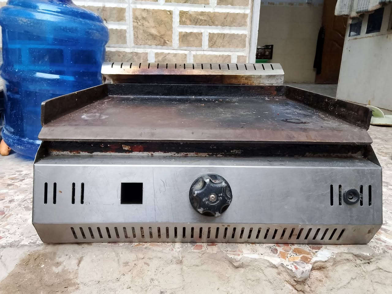 السلام عليكم غراض مطعم للبيع شراي علق مو شراي صعد المنشور بتعليق حلو والمايعرف سعرهن لايكسر بيهن فدوه لان اني ستوني خسران بل مطعم وريد ابيعهن  شواية بركر + كابسة صاج + شواية كص + عارضه للاستفسار اكثر اتصل (***********) او واتساب (***********)
