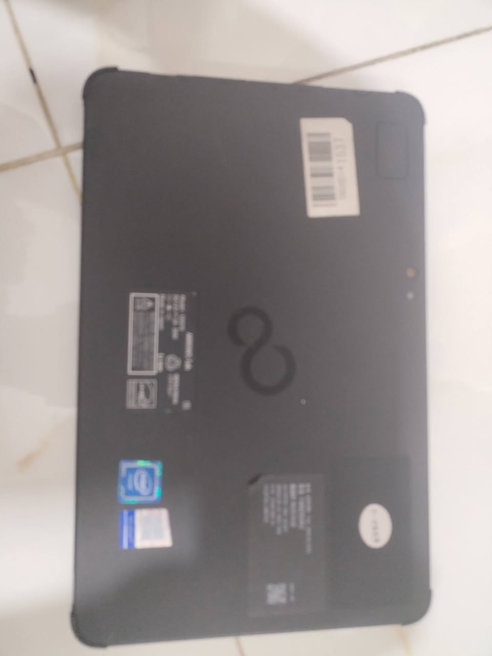 السلام عليكم.. متوفر تابلت (Fujitsu ARROWS Tab Q5010) ياباني أصلي بحالة ممتازة ونظيف جداً. الجهاز ممتاز للدراسة، التصفح، اليوتيوب، والأعمال المكتبية الخفيفة.
​المواصفات الكاملة:
​الشاشة: 10.1 بوصة بدقة عالية (WUXGA).
​المعالج: إنتل (Intel) اقتصادي وموفر للطاقة.
​الذاكرة العشوائية (RAM): 4 جيجابايت.
​التخزين: 64 جيجابايت (ويدعم إضافة ميموري خارجي MicroSD).
​النظام: ويندوز 10 الأصلي (Windows 10).
​المميزات: يحتوي على كاميرا خلفية وأمامية، يدعم الواي فاي والبلوتوث، ومنفذ Type-C.
​ صنع في اليابان  ولمس هوه لابتوب وهوه ايباد سعره 80 الف قفله توصيل اكو ***********
