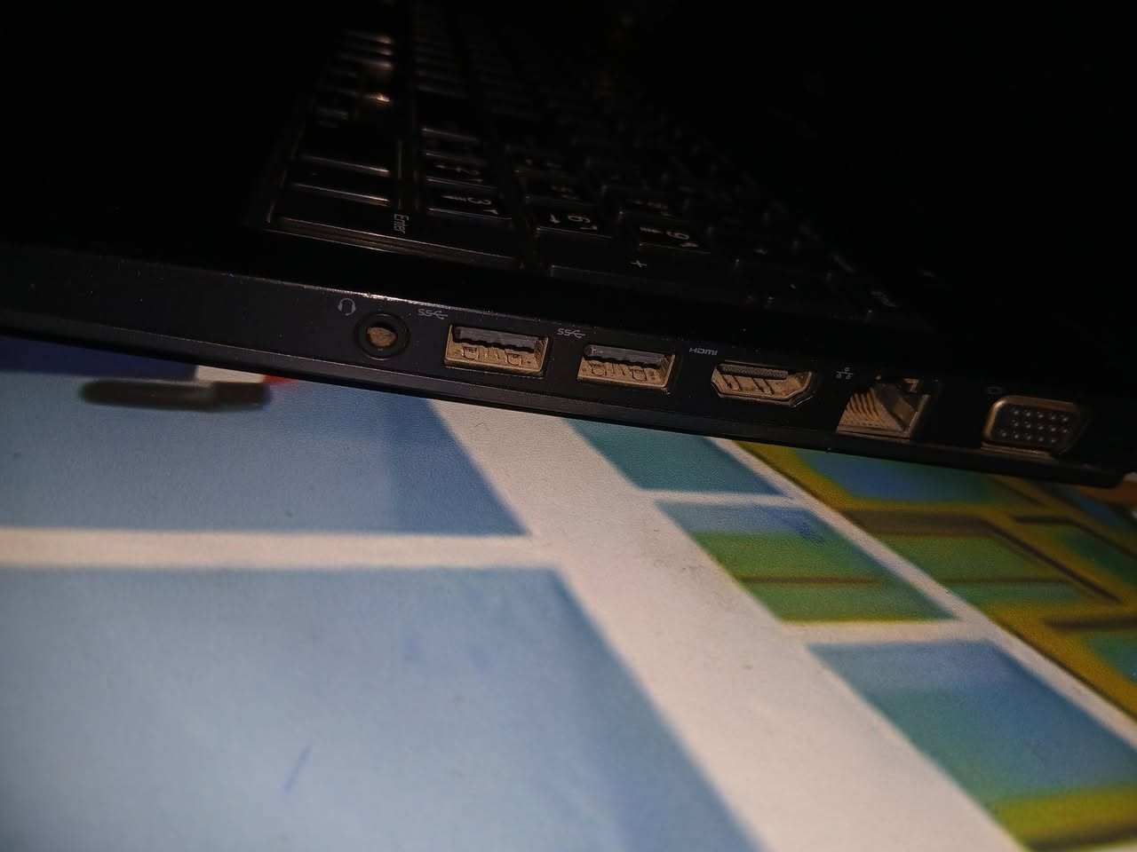 لابتوب بحالة نظيفة وبطاريتة جديدة وممتازة وشاحنته الاصلية وياه مواصفاته:
core i5 جيل5
ram8gb
hard 500gb
المنافذ:
منفذ hdmi
منفذ سماعات 3.5mm
منفذ ايثرنت
منفذ vga للشاشات واجهزة لعرض
3 منافذ usb 
منفذ sd card 
سعرها 250 الف وبيها مجال
متوفر توصيل 
رقم الهاتف للتواصل واتس او اتصال : ***********
