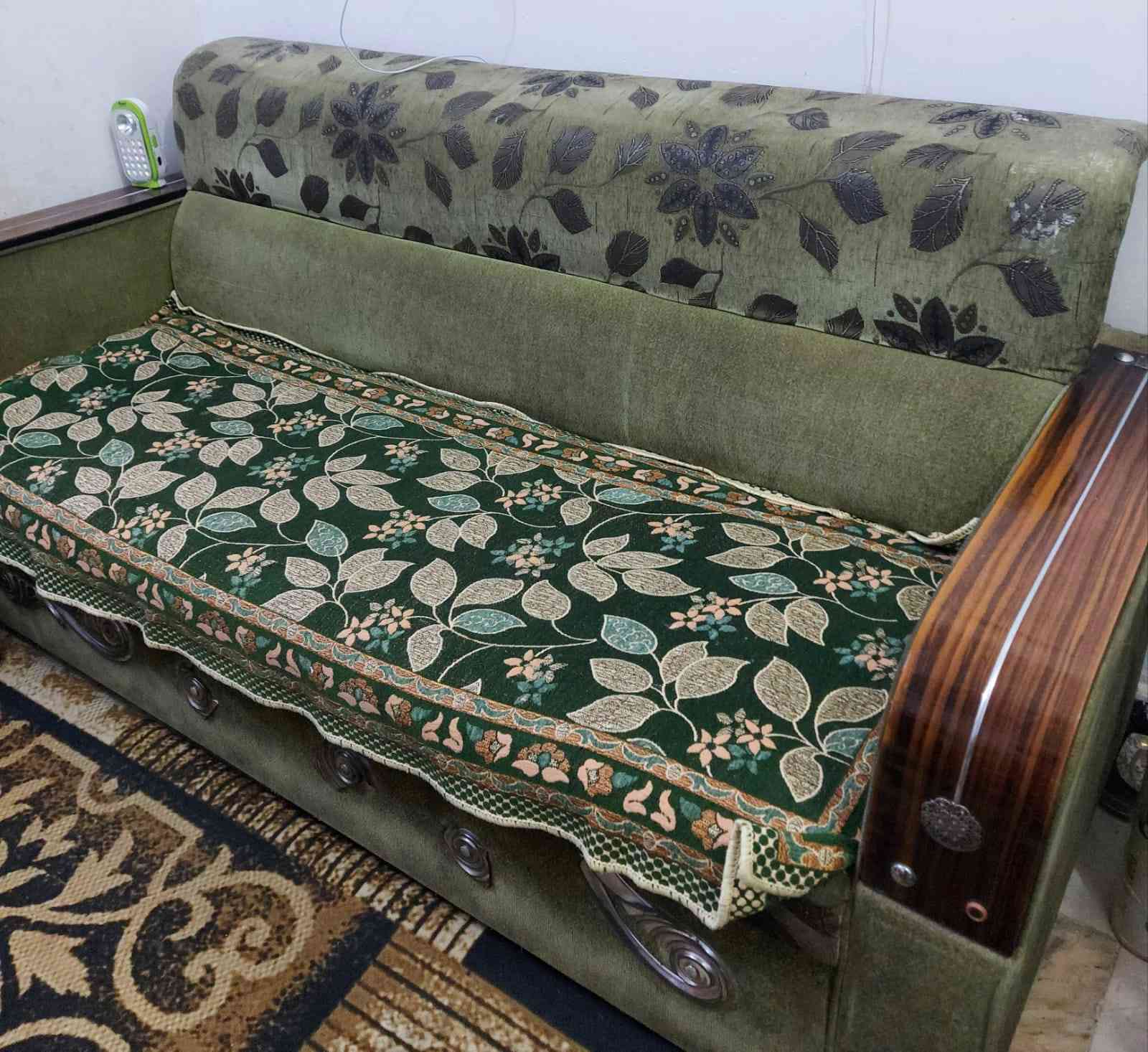 بوفيه عدد ٦ قطع سعر الوحده ١٥ وذا كلهن بيه مجال 
جربايه نفر السعر ١٠٠ بيه مجال 
جربايه نفرين مع دوشك السعر ١٢٥
اوفن السعر ٤٠
مرايه وجهين قطعتين السعر ٢٥ بيه مجال 
طباخ منضدي السعر ٧٥ نوعيه داخل الصوره 
تخم قنفات ٨ مقاعد السعر ١٠٠
كنتور السعر ٤٠ 
مكتب كاشير السعر ٥٠ 
ميز فورميكه السعر ٦٠
ميز خشب السعر ٢٥ يتكبر ويصغر
للاستفسار ***********يتوفر توصيل
