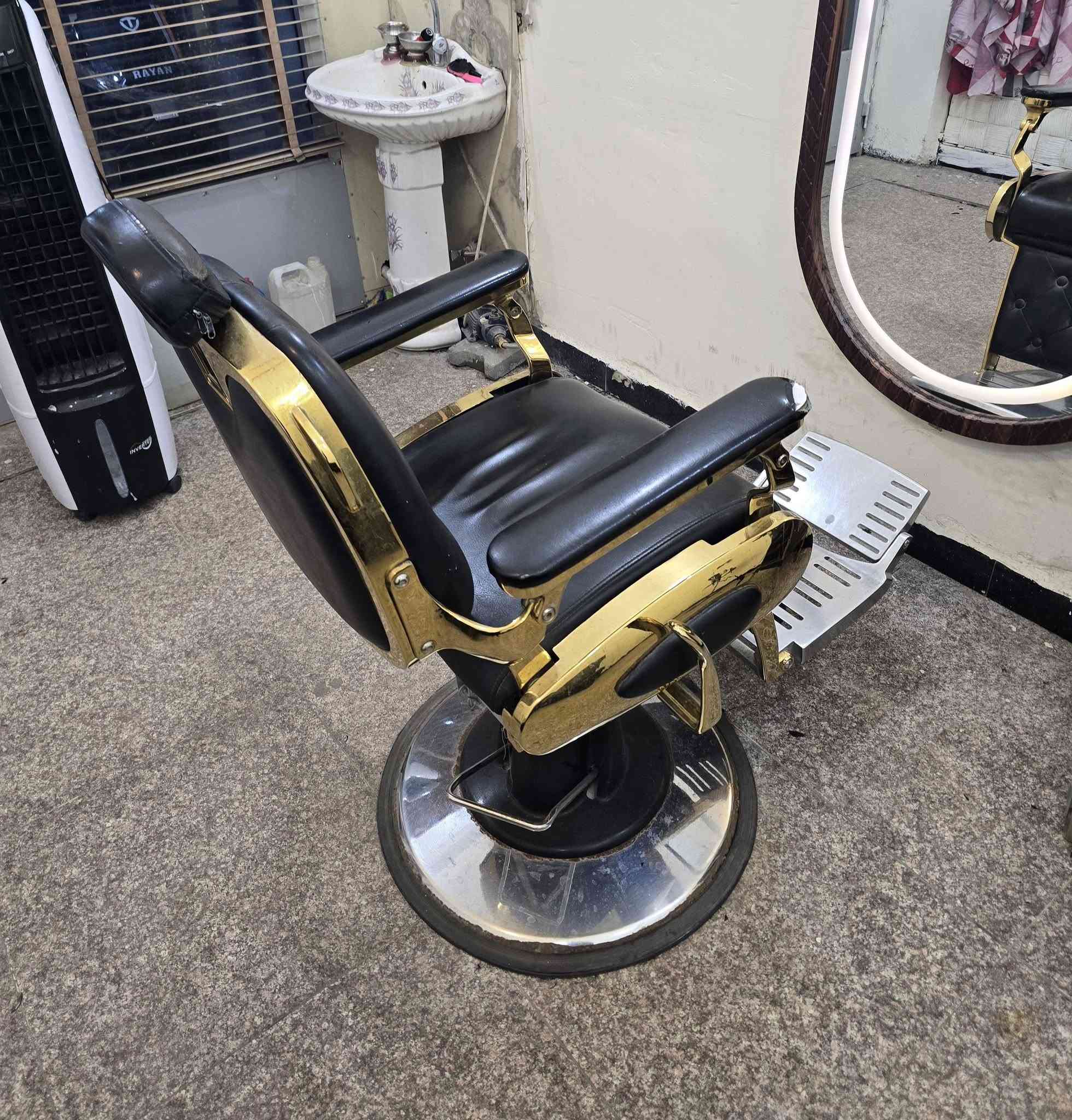 اسلام عليكم غراض حلاقة للبيع
الكرسي ب ٢٠٠
المراية ب ٦٥
مقاعد الاستراحة الواحد ب ٢٥ تلاثتهن ب ٧٠ 
سبلت طنين توست انفيرتر ب ٢٠٠ 
العنوان بغداد الشعلة الرقم ***********
