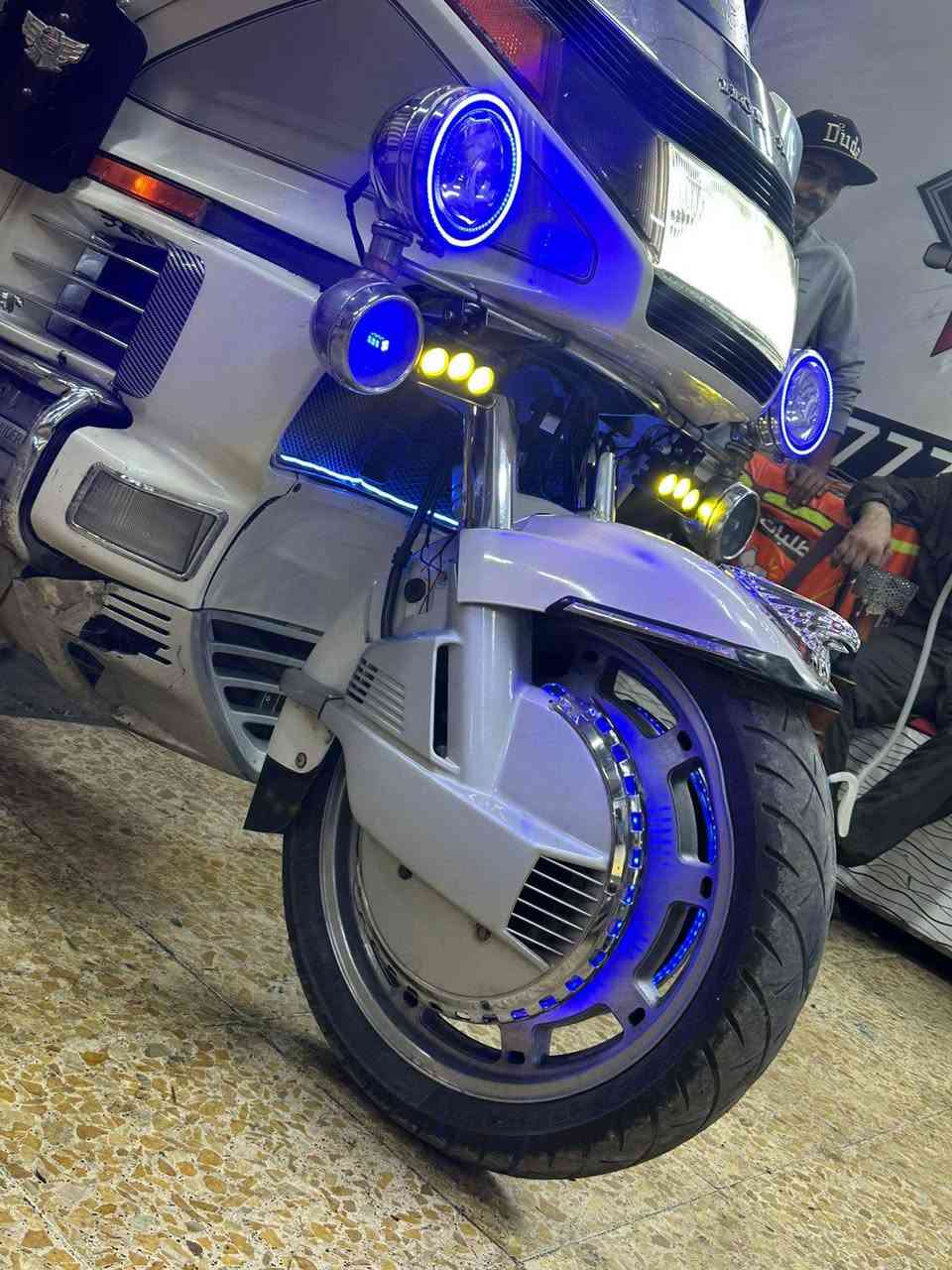 سلام عليكم كولدن مديل 1989 دراجه حلوه مراتبه كفاله مابيه اي نقص جمات بك كله شغال كامره اماميه خلفيه راقم بغداد تحويل هزه جديده مكان بغداد السيديه *********** السعر 35 بيه مجال عليه ادامه كامله
