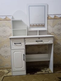 ميز استعمال قليل مع مراية مضيئة للبيع سعر 100 وبي مجال قليل عنوان كربل...