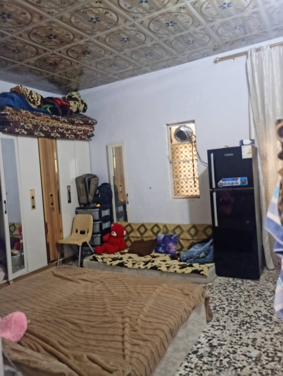 سلام عليكم بيت للبيع شارع مطار قديم قرب أسواق عسوله بيت جوه كامل وطابق ثاني عايز تلحيضات بسيطه السعر 15 وبي مجال بسيط رقمي ***********
