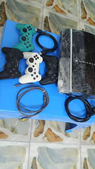 سلام عليكم بلي ثري فات ما مفتوح لوك ستيكر محلقاته كامله واير كهرباء واير شحن جوستك واير اج دي ويه ٤ يدات و٧ العاب بداخله سعره ٧٠ وبي مجال للشراي مكاني نجف *********** 
‏***********
