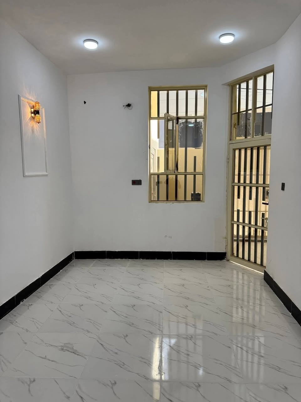 100 متر مربع  للبيع طابو زراعي سند 25 قرار محكمه
قريب من الشارع العام مسافة 150 متر  بالخط الاول 
بسعر 45
غرفتبن وصاله وستقبال ومطبخ وحمامات داخل وخار ج 

 عنوان البيت شارع المطار الصب مقابل ملحق قرية الغدير للاستفسار اتصل على ***********أو مراسله واتساب
