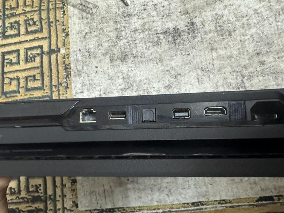 بلي 4 برو مهكرذاكره 1 تيرا بلادي سوني ( نسخة نادرة )  نظام 11.00 عن طريق القرص أو عن طريق القطعه الخارجيه الفيشة الناعمة نسخة ال eco اخر اصدار لل 4 برو نظيف لوك ستيكر ممفتوح ولا مصلح مستخدم شي قليل جدا مع جويستك اصلي واحد مع كيبلاته ال 3 باور وشحن جويستك و HDMI  .
سعر ٣٠٠

‭٠٧٧٧ ٥٦٥ ٥١٠٥‬
