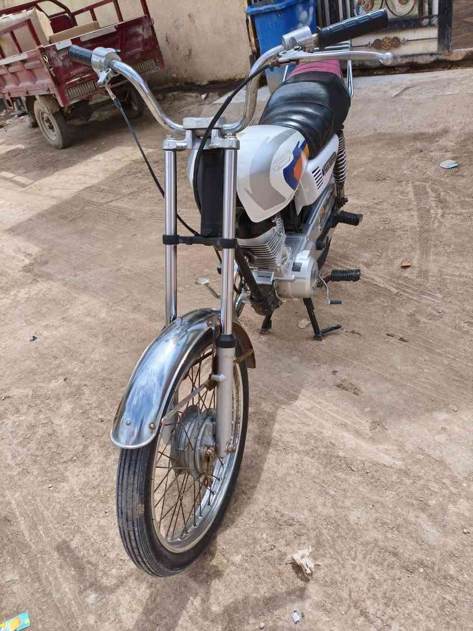 السلام عليكم شباب دراجه للبيع نضافه فول توه معمره المكينه رابيدو ام قبق الاسود 2026 بعدها على السحك صارلي 25 يوم شاد المكينه الأخوين مثل ما شوف شاصي نامه بلاد الضعيف دبلات جدد الموشراي لا يدخلي سعر 475 بيها مجال حك الجيه فقط عنواني التنومه رقمي *********** تحياتي للجميع
