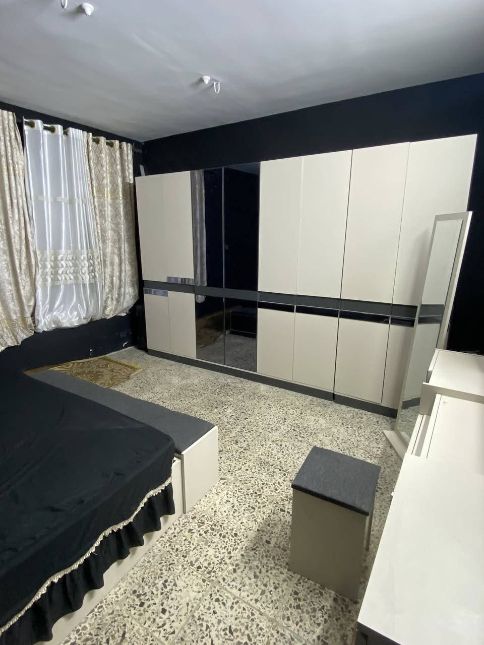 السلام عليكم
غرفة نوم تركيه درجة اولى للبيع  اشتريتها قبل 4 اشهر 
غرفة كاملة ودرجة النظافة 95‎%‎ الغرفة احلى من اللي موجود بالصور كل المرايا جديدة بدون اي ضرر غرفة جاهزة وكاملة وجديدة 
السعر مليون و700 مكان الغرفة بغداد حي العامل
للاتصال على الرقم 
***********
