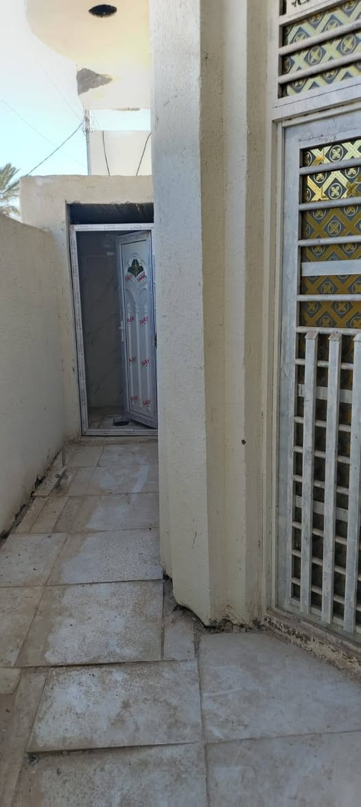 بيت طابو زراعي للبيع مساحته ١٠٠م مربع يحتوي على غرفة نوم واستقبال وصالة ومطبخ وصحيات بناء حديث يقع في حي العسكري  قرب اسالة الماء شارع المولد للاتصال ***********
