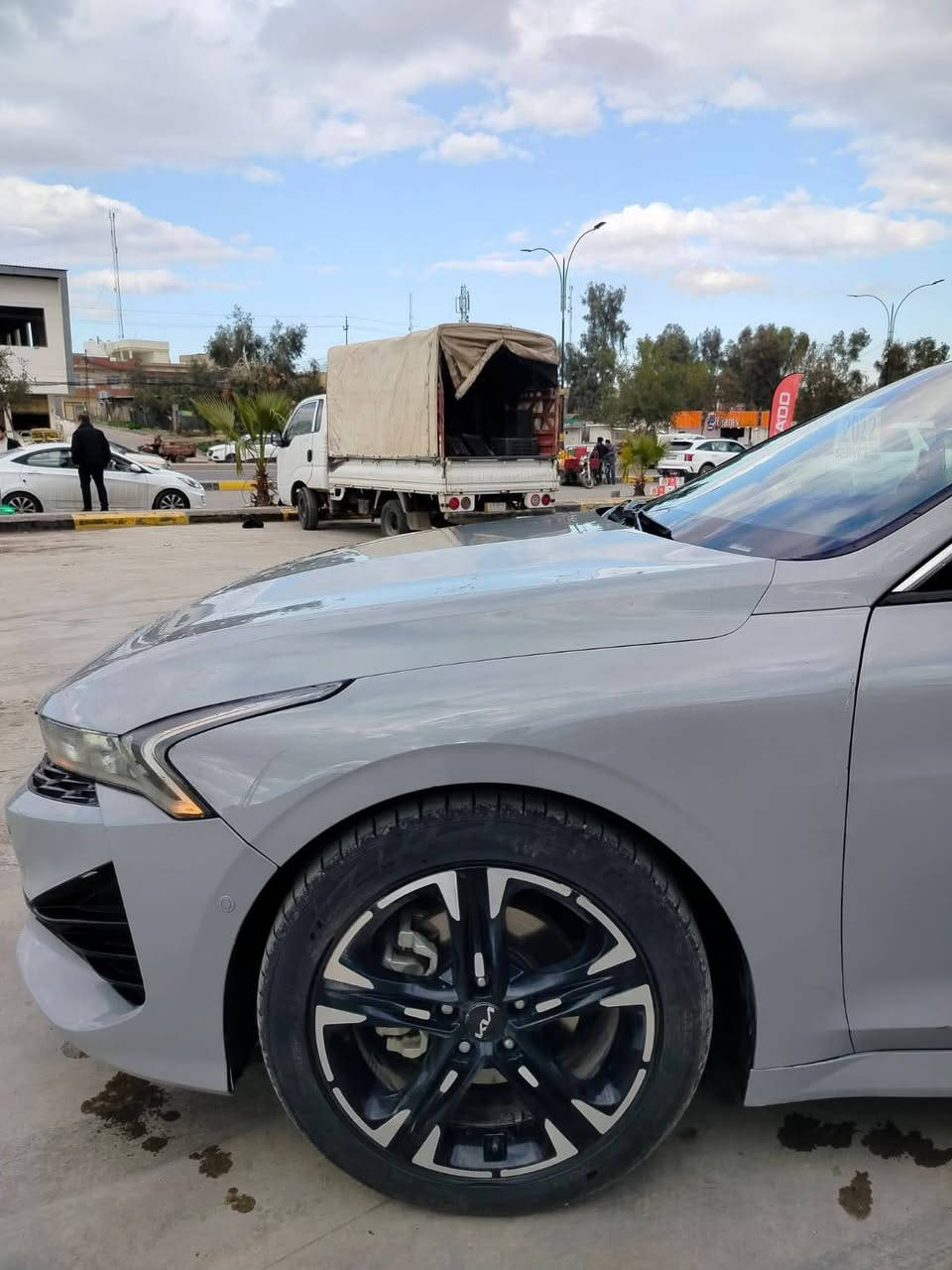 السلام عليكم
كي فايف جيتي لاين
 موديل 2022 
رقم اربيل الدولي 
ماشيه 53 الف ميل 
  فول مواصفات  
بانورما
دخل  جلد. اسود 
تحكم ستيرن 
4 انضمه قياده 
كرسي كهرباء 
تشغيل عن بعد 
رادار امامي 
قياده ذاتيه
دخول ذكي 
شحن لاسلكي 
محرك وكير شرط 
مكينه ١٦٠٠ تيربو 
 كير 8 نمر A
حادثها بوند جاملغ صبغ وجاملغ خلفي عل بارد  بدون دواخل
شرط التحويل 
السعر 180$ وبيها مجال
🛑ملاحظه مهمه
 يرجى الاتصال من  الساعه 9 صباحأ إلى الساعه 9 مساء
#العنوان موصل الجديده شارع بغداد مجاور سنتر بغداد
#مكتب ال رزان للسيارت
***********
***********
