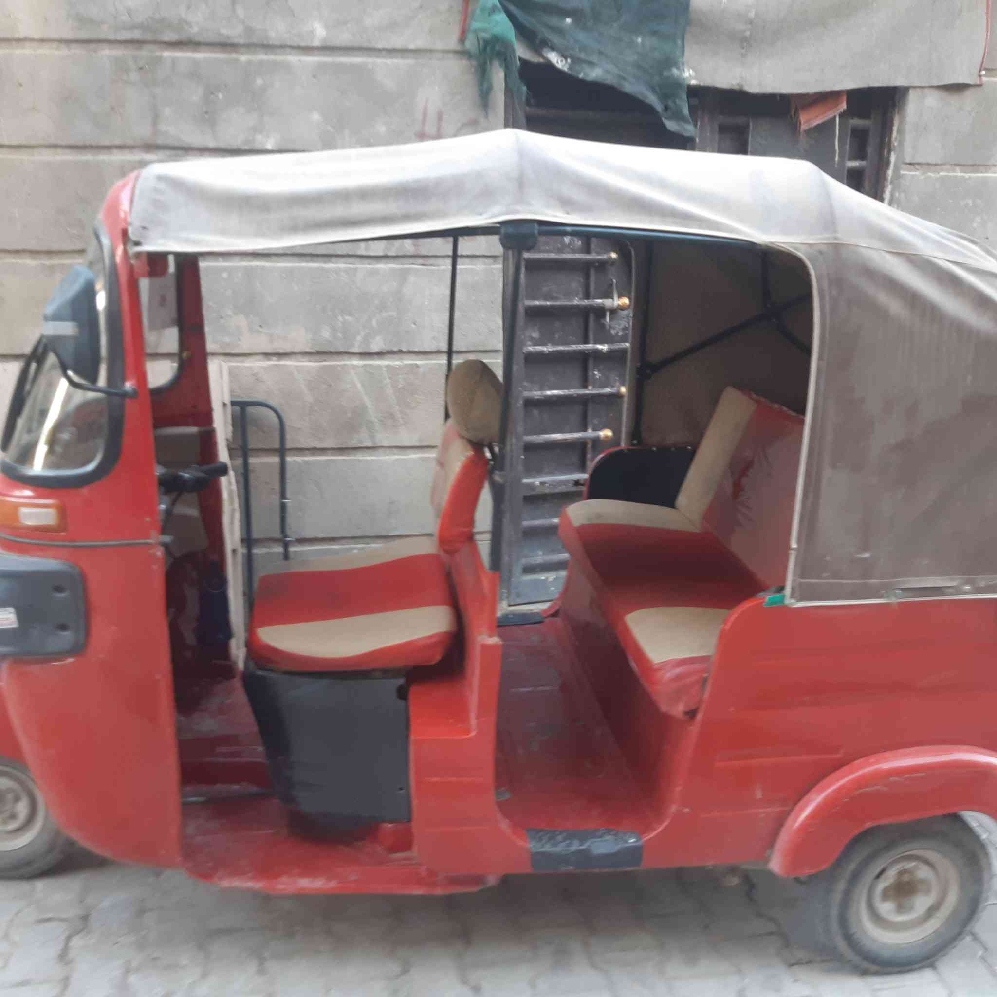 تكتك للبيع موديل 2018 التكتك بااسمي معامله ترقيم كامله باقي بس استلام الوحات والسنويه 
التكتك يراد بيها شويه تعديلات وترتيبات
العنوان بغداد شعله الصدرين الدوانم شارع اسواق علاء قرب جامع الامام علي 
السعر 3300وبيها مجال بسيط
***********وات ساب
