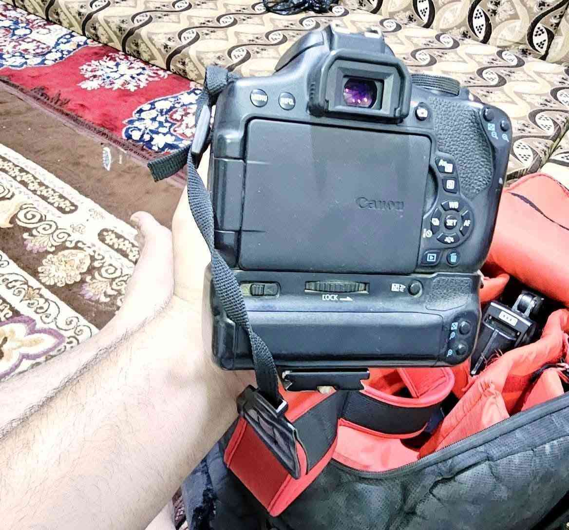 كاميرا كانون D750 الغنية عن التعريف
شاشة لمس قلاب بلوتوث واي فاي 
كرب باتري مع ٣ بطاريات وشاحنة عدد ٢
عدسة 55/18
عدسة/135/18
عدسة 90/300فقط هاي بيها مشكلة بالزوم 
كاميرا نظيفة 
مراوس فقط بنيكون حسب القناعة
*********** بيجي, صلاح الدين
