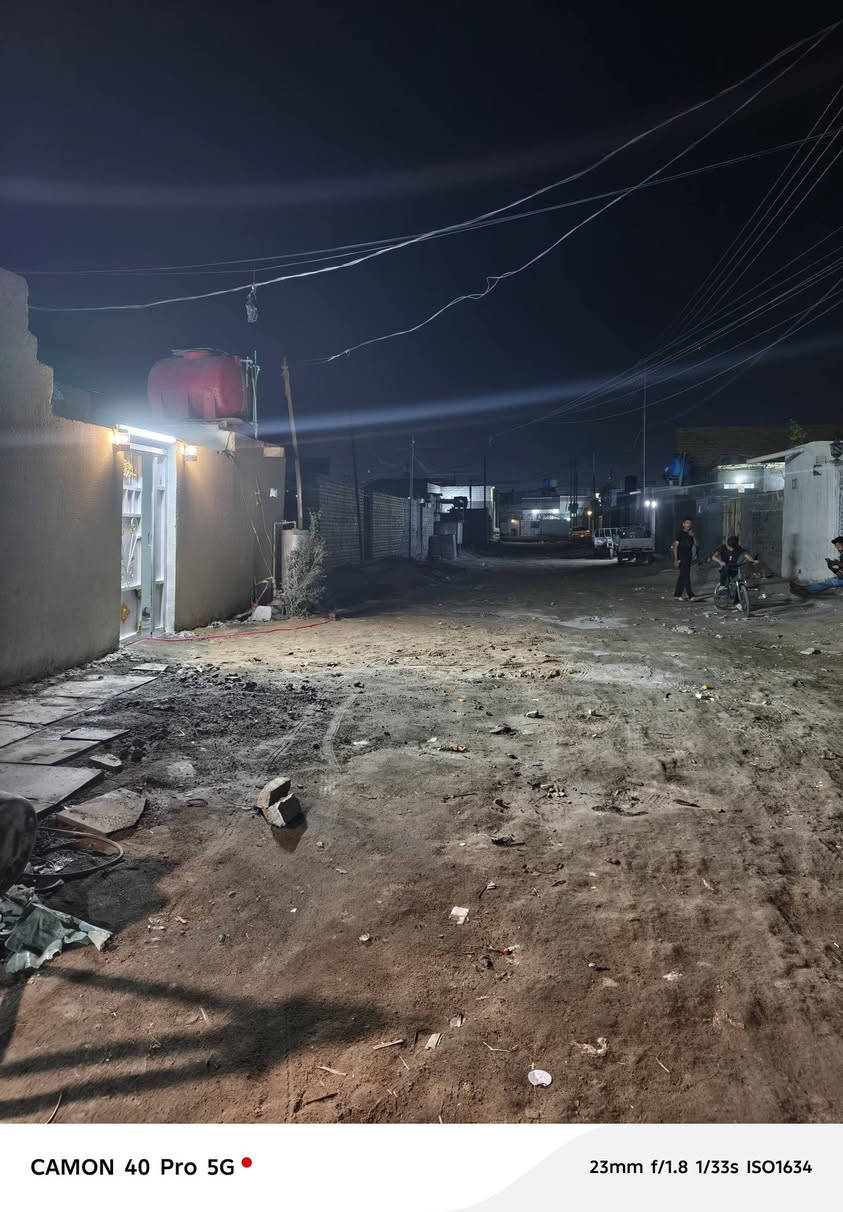 السلام عليكم بيت زراعي مساحته 120 سديناوية خلف مدرسه صفي الدين ركن علا شارعين يتكون من غرفه ومطبخ وصاله وصحيات و.دوانيه  منور وطارمه دوانيه ما معكوده وشيلمانه موجود  ***********
