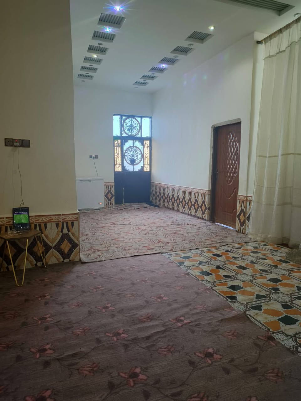 البيت مساحته 350متر  عقد زراعي وبي رقم بلديه يتكون من غرفتين ومطبخ وصاله وديوان وصحيات

نواقص لبيت وارش وكاشي للحوش 

تقاطع شعيبه مقابيل معارض الكرناوي

سعر 90 قابل التفاوض للشراي التواصل خاص او واتساب ***********
