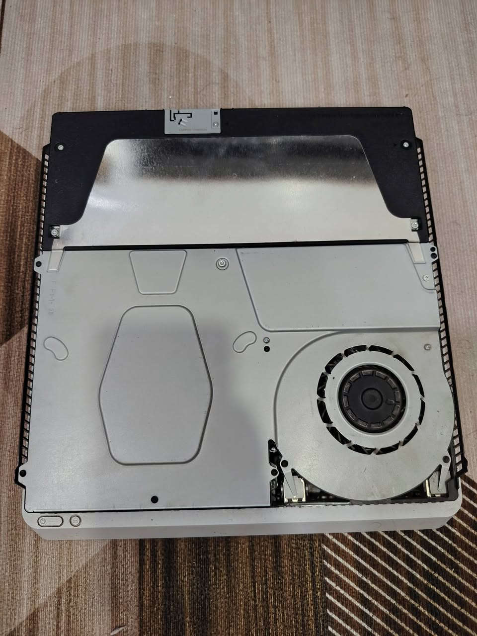 سلام عليكم بلي فور سلم لوك ستيكر ما مفتوح كامل ملحقات مع 3 اقراص وموجود بداخل الجهاز العاب موضحه بالصور مع جوسكات 3 مساحتة نص تيرا 500 سعر 275 وبي مجال مكان التاجي او الحرية رقم تلفون *********** متوفر واتساب
