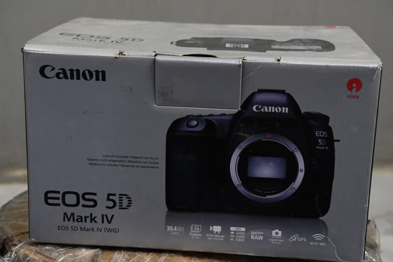 للبيع Canon 5D Mark IV – حالة ممتازة 📸
كاميرا احترافية نظيفة جداً واستعمال شخصي،
محافظة بالكامل وتعمل بكفاءة عالية بدون أي أعطال.
مناسبة للتصوير الاحترافي (صور + فيديو) وتغني عن التعريف.

الحالة: ممتازة جداً
الشكل: واضح بالصور
الاستخدام: خفيف
العيوب: لا يوجد

الملحقات:
 • بطارية أصلية
 • شاحن 
 • غطاء العدسة / غطاء البودي

سبب البيع: عدم التفرغ
السعر: 1150$ قابل للتفاوض 

📍 الفحص متاح قبل الشراء
📞 الرجاء التواصل للجادين فقط


**إذا كنت صاحب هذا الإعلان وتريد حذفه لأي سبب، رجاءا أرسل رسالة إلى الدعم الفني**