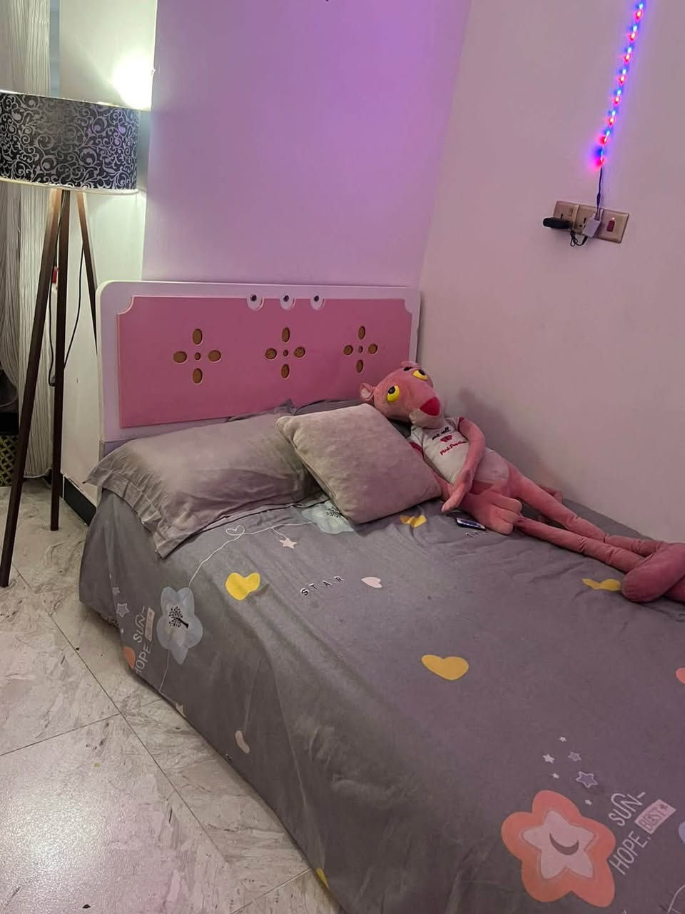 غرفه نوم سرير نفر ونص بي جرارات 2كبار من داخل مع كنتور +ميز  سعر 150الف قفل مستعجلين ع بيعتها عنوان بغداد الحريه رقم بي وتساب فقط ***********
