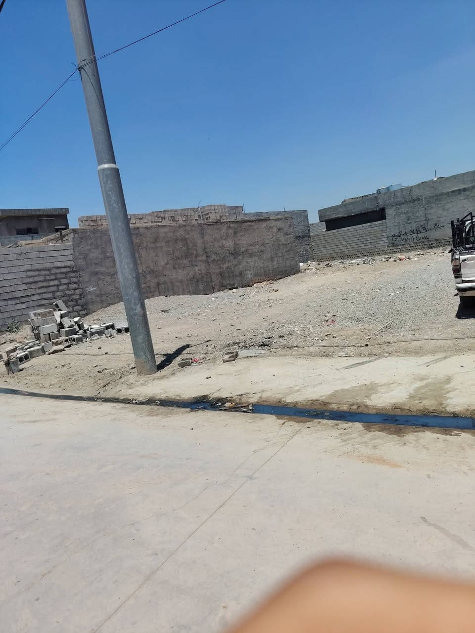 قطع ارض للبيع  في الصالحي فرع الشيعه  100متر طول  واصله  مي وكهرب وشارع صب  السعر (12)وبيه مجال  رقم صاحب القطعه  *********** اني مكلف بل نشر
