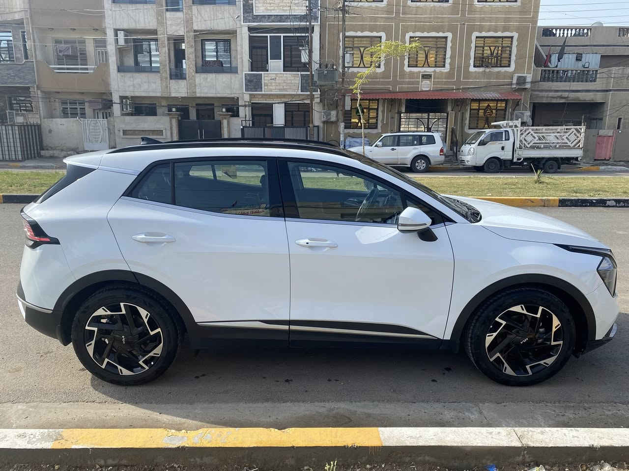 السلام عليكم سبورتج موديل 23 مواصفات gt line فول مواصفات خليجي رقم اربيل تحويل مباشر محرك 2000 dohc دوش ماشيه 47 الف كم كفاله عامه من الصبغ والتبديل فقط بيها pdr بالباب الخلفي شي قليل 
المواصفات 
1- بصمه ابواب وتشغيل 
2- فتحة سقف بانوراما 
3- تشغيل عن بعد 
4- اوتو هولد وهاند بريك بصمه واربع وضعيات قياده وحساسات 360 درجه وكاميرا خلفيه
5- كشنات جلد ومخمل وبيها تبريد وتدفئه بالكشنات والستيرن هيتر
6- فول تحكم ستيرن وشفتات بالستيرن
7- شحن وايرليس ومنافذ شحن بالكشنات وشاشه كبيره متصله
8- جنطه كهرباء 
9- لايت زينون وليد وبك لايت ليد وويل 19 الجبير 
السعر 220 وبيها مجال للاتصال *********** مكاني بغداد
