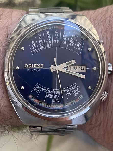 السلام عليكم 
من اجمل اصدارات اورينت 
اورينت دولي 
انتاج ١٩٧٩
مينا مميزة جداً 
نظافة تامة كالجديد
تعمل بكفاءة عالية 
ستانلس ستيل بالكامل
مقاومة للماء 
القطر ٤٣
السعر ١٥٠  الف 
يوجد توصيل لجميع المحافظات 
***********
