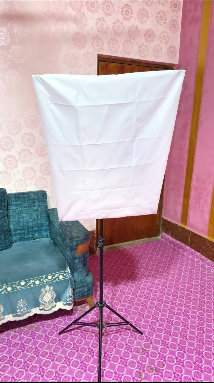 اضاءة سوفت بوكس ✓150Watt
يجي باضائة خاصة جبيره وقوة اضائتها عاليه
تتحكم بقوته بالريمونت وبدرجه حرارة لونه
هرتزيه عاليه واكثر شي مناسب للتصوير
استخدام جداًااا قليل السعر 45 الف
***********
