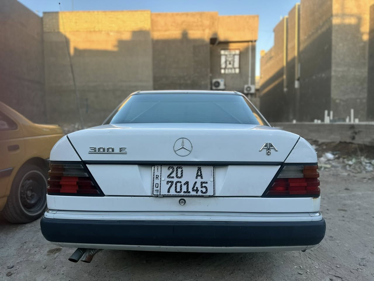بسم لله....
السلام عليكم ....مارسيدس بنز e-class e300 1992
ولا قطعة صبغ جميع قطع السيارة بلادية ما مبدل بيها ولا قطعة كفالة عامة من الدعامية للدعامية اوروبية ماشية 364,000
السيارة فول مواصفات 
فتحة سقف 
بردات خلفية كهربائية 
كشنات كهربائية 
لايتات ليد عالي ناصي 
سنتر لوك
"
گير عنكبوت كفالة 
محرك 6v 3000cc كفالة عامة 
بيها فقي التبريد واكف ونصلحه الك قبل لا تاخذها ان شاء الله وكف بلا سبب فجأة صار هواه حار 

السعر 7,500$وبيها مجال 
للتواصل على الرقم التالي ***********
واتس اب موجود
