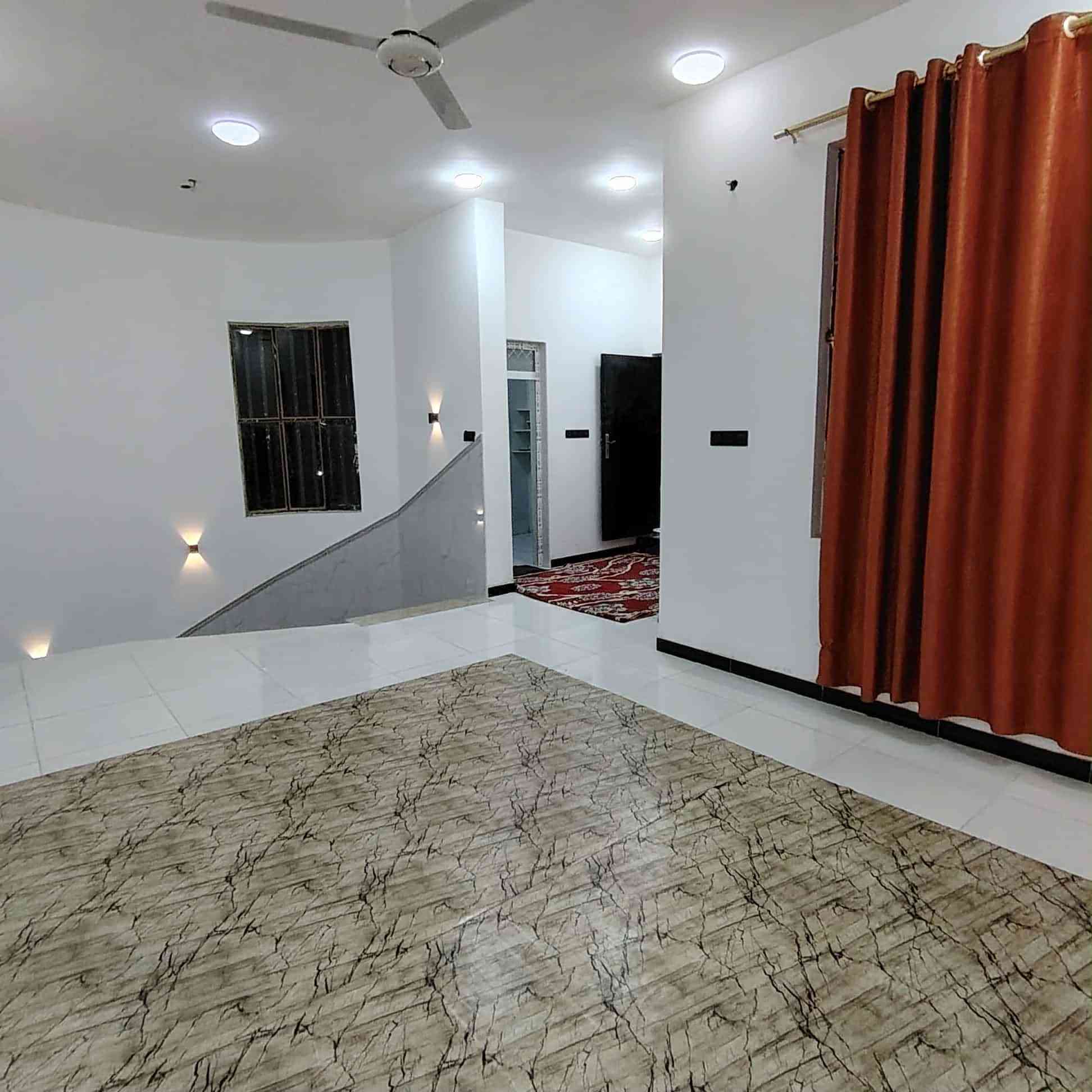 بيت 200 م طابقين خلف مدينة العاب القديمه زراعي مداور ببالمحكمه بناء حديث درجة اولى صب كونكريت يتكون البناء غرفتين وصاله مطبخ براني وحمامات داخلية وخارجية و الطابق الثاني غرفتين وصاله وحمامات

التواصل دايركت 
او على الرقم فقط واتساب 
***********

