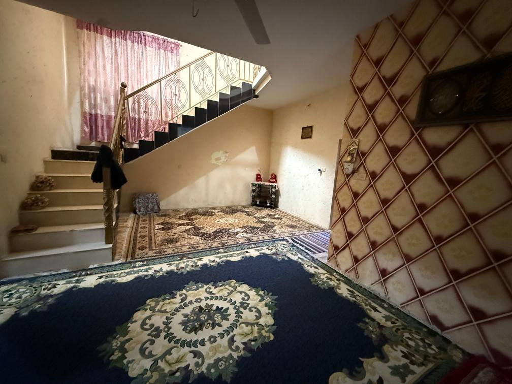 السلام عليكم دار للبيع طابو ملك صرف المساحه 190 متر واقع حال 204 بناء طابوك يحتوي الدار علئ 4 غرف نوم 💤 صاله استقبال مطبخ مجمع صحيات مع مشتمل يحتوي المشتمل علئ  غرفه صاله استقبال مطبخ مجمع صحيات موقع الدار بعقوبه المركز قرب فلكه الامين للستفساره ***********
