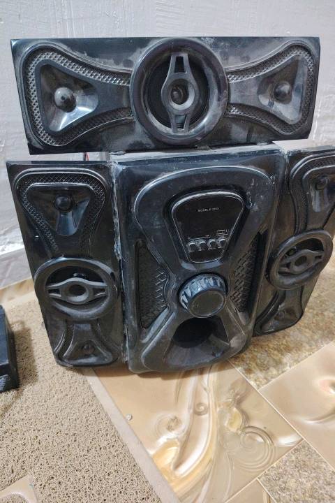 جهاز مضخم صوت خرافي بي ثلاث سماعات  ومضخم وحده العدد ٤ يشتقل على يو اس بي كهرباء بلوتوث تحويل الصوت على البلازمه مضخم الصوت كرة القدم 