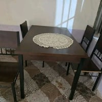 ميز طعام • للبيع