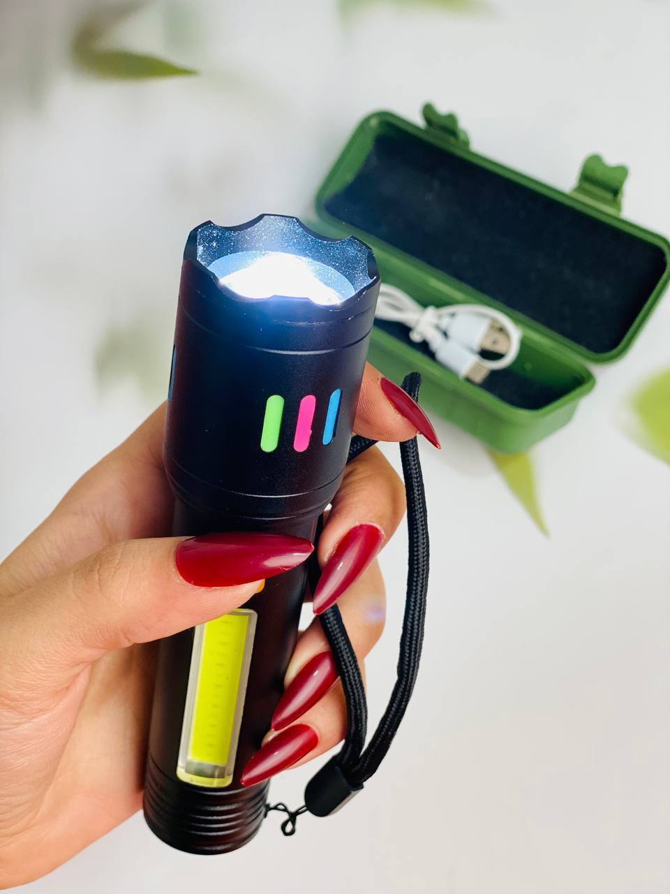 كشاف يدوي قابل لإعادة الشحن من 
نوع Orno LT-11. 

✔️نوع الإضاءة: يستخدم تقنية LED بقدرة 3 وات، بالإضافة إلى إضاءة جانبية COB بقدرة 1 وات. 

✔️البطارية: يحتوي على بطارية بسعة 1200mAh. 

✔️أوضاع التشغيل: يتضمن 4 أووضاع للإضاءة: ضوء رئيسي (100% و25%)، وضع وميض (Strobe)، وإضاءة جانبية/سفلية. 

✔️المميزات: مقاوم لرذاذ الماء والرطوبة (IPX3) وخفيف الوزن (حوالي 215-237 جرام


**إذا كنت صاحب هذا الإعلان وتريد حذفه لأي سبب، رجاءا أرسل رسالة إلى الدعم الفني**