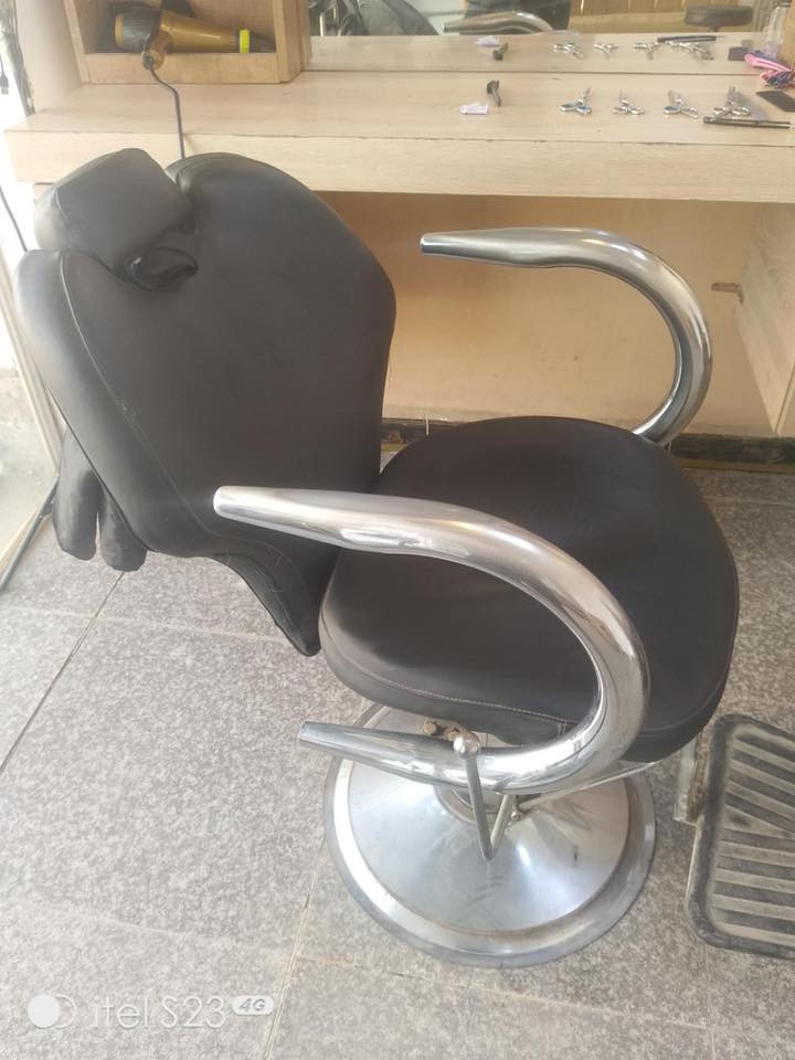 كرسي حلاقه للبيع مكاني حله للاستفسار ***********
