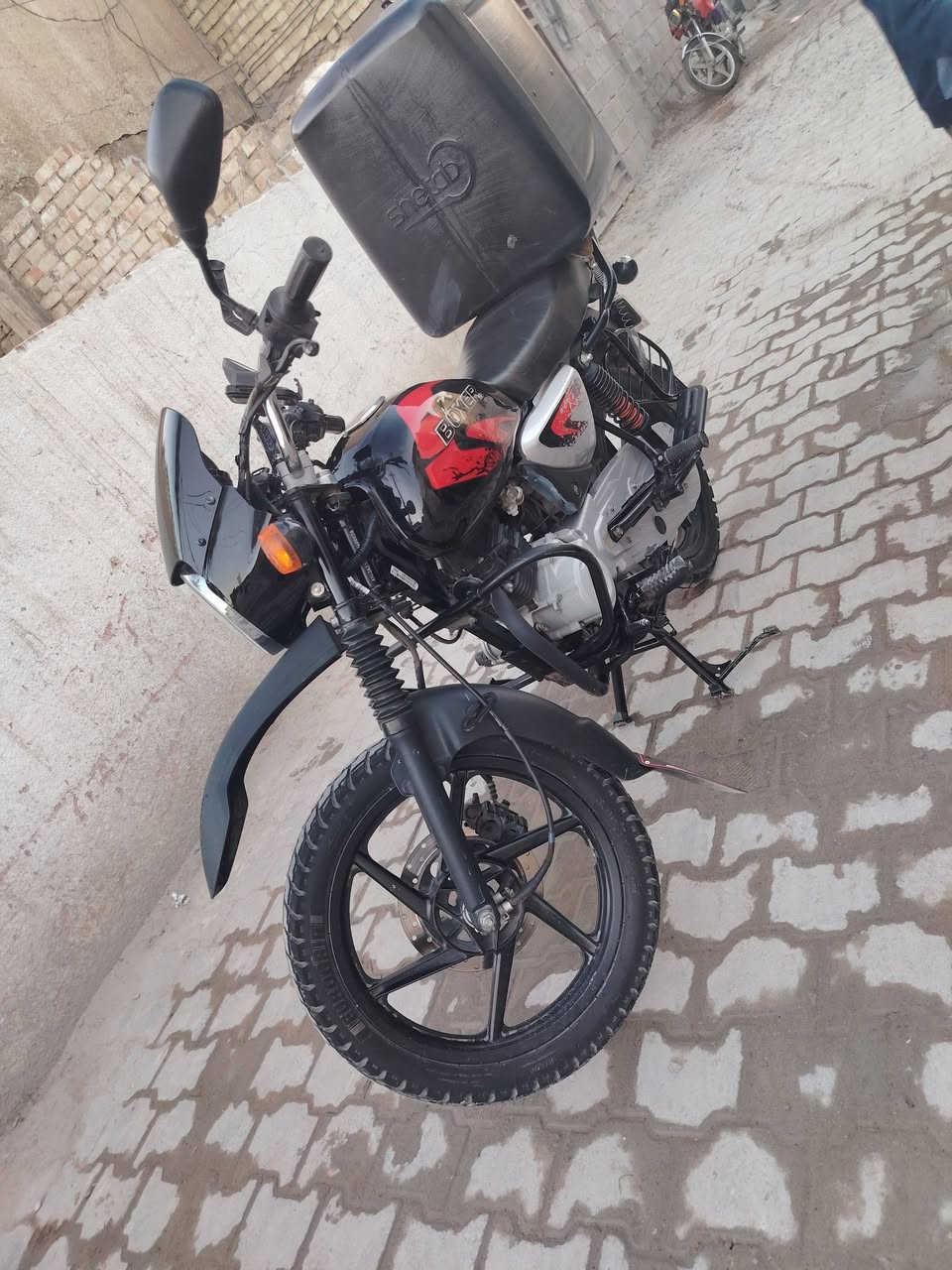 السلام عليكم بوكسر جبلي للبيع موديل 23 نظيفه 100% رقم كربلاء كل نقص ما بيها ماكينه ما مفتوحه مشروع وطني السعر 3.300 وبيها مجال العنوان بغداد الشرطه الرابعه  ***********
