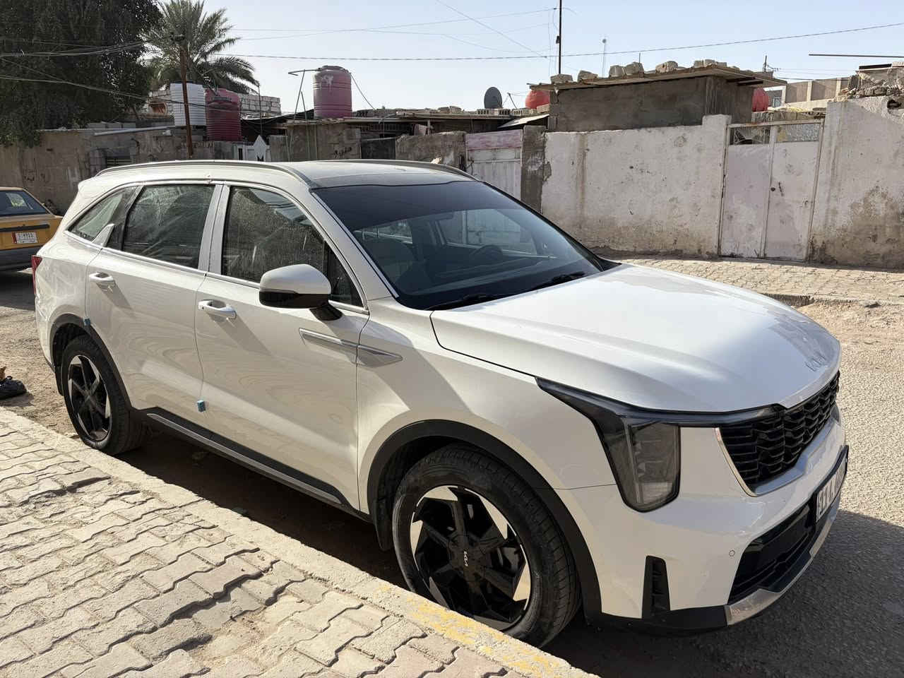 سلام عليكم
سورنتو موديل ٢٠٢٤ خليجي 
رقم بغداد 
ماشية ٣٢
اربعة سلندر محرك ٢٥٠٠
بصمة 
بانوراما 
كير عصا
سايد بريك رجل
ويل ١٩
 كامرة خلفية 
مري شفط
٤ وضعيات قيادة
حساس اطارات
حساس امامي خلفي
كشن السائق كهرباء 
صندوك كهرباء 
مري شفط
تشغيل عن بعد 
شاحن وايرليس 
اوتو هولد
نزول منحدرات 
شاشه كبيره كار بلي 

السيارة ضمان الشركة الدولية ولحد الان قيد الضمان حتى تبديل الدهن بالشركة 
السيارة بيهة pdr بالجاملغ مال السائق وبيهة صبغ بالجنطة مثل مامأشر بالصور

السعر ٢٦٠ وبيهة مجال 
مكان السيارة ديوانية 
الاتصال ***********
