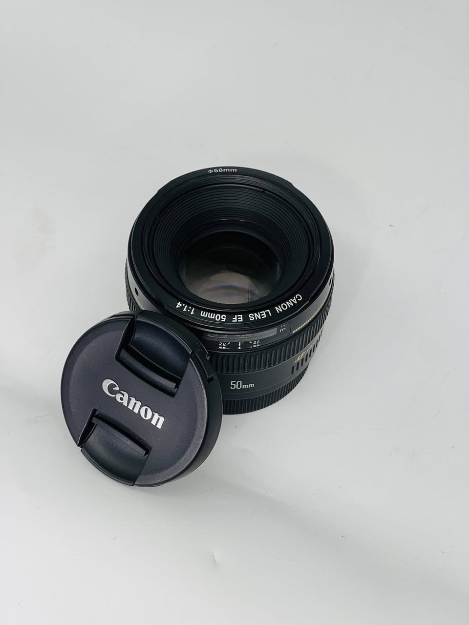 عدسه Canon
📸50mm
1.4 فتحه✔️
نضافه 100/100 
سعر (🔚240 ألف 🔛)
***********

