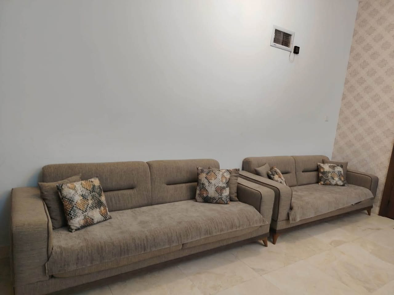 سلام عليكم تخم قنفات للبيع عدد 4  نضافه ‎%‎80 سعر 200 القطعه الوحده بيها مجال ***********مكاني الرمادي
