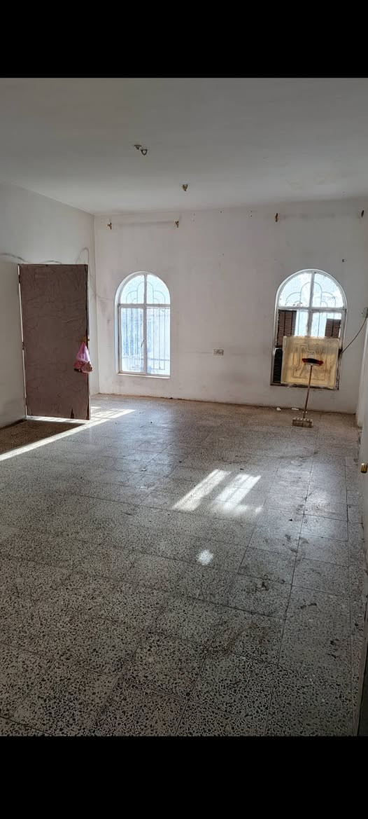 مشتمل لايجار طابق ثاني مساحه 120 متر غرفة نوم وصاله ومطبخ ومنور وملحقات المنطقه الشعب حي التجار شارع الاسواق المركزية مقابل مدرسة عمر المختار الابتدائيه المنطقه مرتبه ماكو أحد مقابل البيت حائط مدرسه اعداديه ومدرسه ابتدائيه السعر 375 الف
 موبايل /*********** بغداد, العراق
