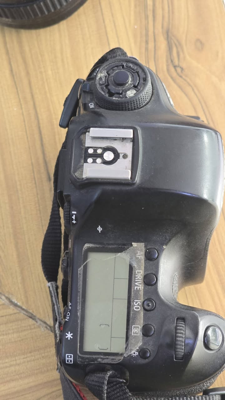 📸 لعشاق التصوير والبورتريه.. عرض مميز! 📸
​متوفر الآن للبيع كاميرا كانون مارك 1 (Canon Mark I) الغنية عن التعريف، مع وحش البورتريه عدسة 50mm f/1.8.  والإبداع.
​🌟 ليش هذا السيت مميز؟
​عزل خرافي: العدسة بفتحة (1.8) تنطيك عزل خلفية (Bokeh) سينمائي واحترافي، مثالي جداً لصور الأشخاص، التفاصيل، والمناسبات.
​أداء عالي في الإضاءة الضعيفة: فتحة العدسة الواسعة تسمحلك تصور بأماكن إضاءتها قليلة وتطلع بصور صافية.
​ألوان كانون الأصلية: الكاميرا تنطي سحبة لون كلاسيكية وواقعية للبشرة، ممتازة لجلسات التصوير الخارجية والداخلية.
​  مع الشاحن والباطرية]
💰 السعر: [500 "]
📞 للاستفسار: يرجى مراسلة الصفحة، أو التواصل عبر الواتساب على الرقم: [***********
