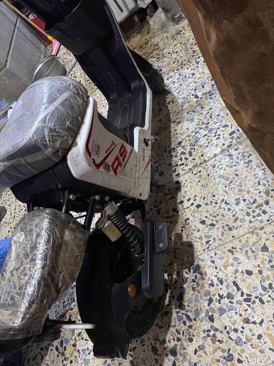 السلام عليكم دراجة r9 شغالة كلهة لايتات اشاير هورن بطاريات وشاحنتين وياها مو وحدة  وية كامل ترتيباتها ومجمبزة وفول اشتريتها لاخوي الزغير وجبيرة عليه نريد نبيعها السعر ٤٥٠ وبي مجال الشراي *********** بعقوبة, ديالى
